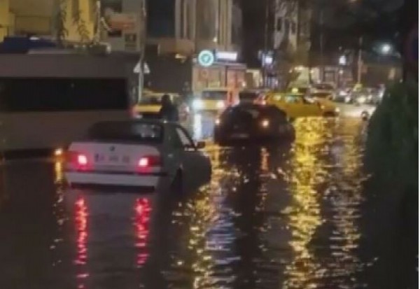 İzmir'de yağmur! Araçlar yolda kaldı
